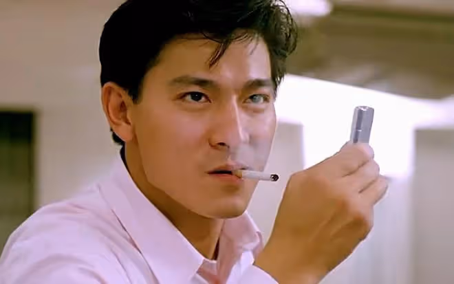 劉德華演唱會驚險滑跪,粉絲擔憂安全,老將敬業引發熱議