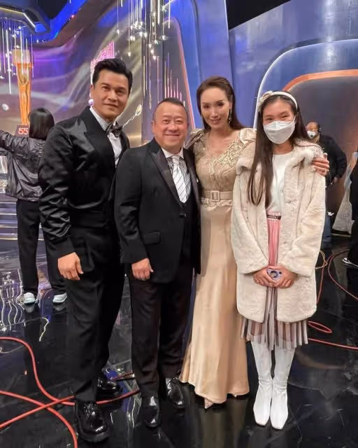 TVB前花旦一家三口出席晚宴!學霸女兒顏值超媽咪!略施脂粉星味足