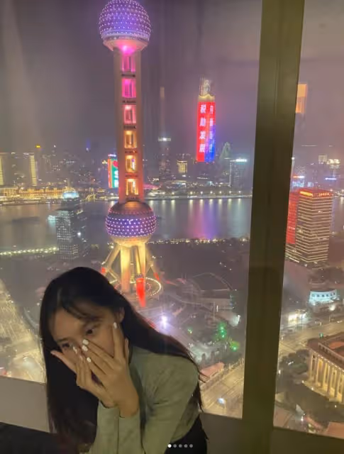 TVB前花旦一家三口出席晚宴!學霸女兒顏值超媽咪!略施脂粉星味足
