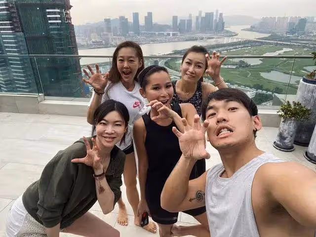 洗米華被判18年罰款248億,妻子到處遊玩,情人住2億莊園