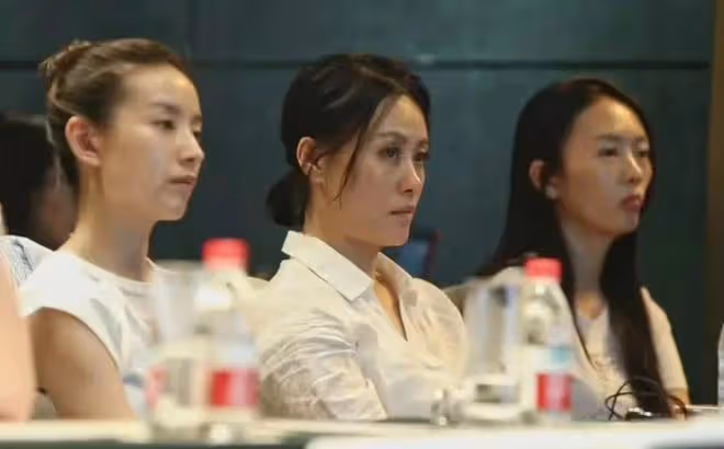 44歲董潔與49歲周迅同框,天然臉與醫美臉區別一目了然