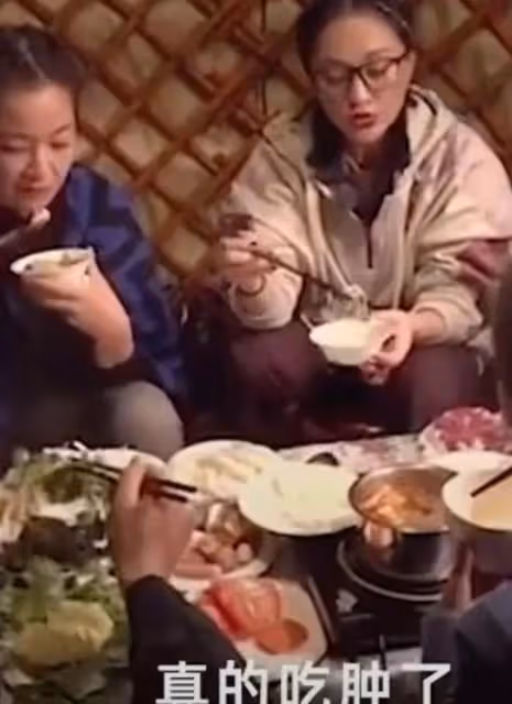 44歲董潔與49歲周迅同框,天然臉與醫美臉區別一目了然