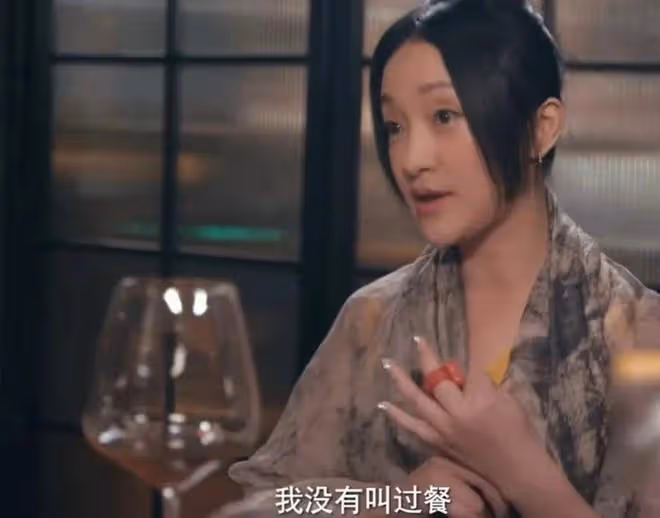 44歲董潔與49歲周迅同框,天然臉與醫美臉區別一目了然