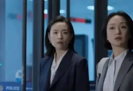 44歲董潔與49歲周迅同框,天然臉與醫美臉區別一目了然