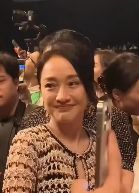 44歲董潔與49歲周迅同框,天然臉與醫美臉區別一目了然