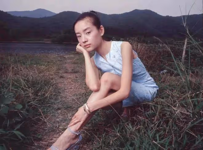44歲董潔與49歲周迅同框,天然臉與醫美臉區別一目了然