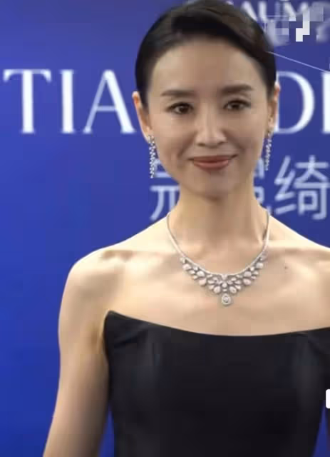 44歲董潔與49歲周迅同框,天然臉與醫美臉區別一目了然