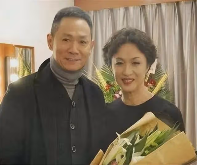 15年前，他在愛妻葬禮上哭到昏厥發誓永不再娶，現在怎樣了?