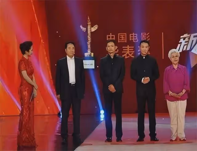 15年前，他在愛妻葬禮上哭到昏厥發誓永不再娶，現在怎樣了?