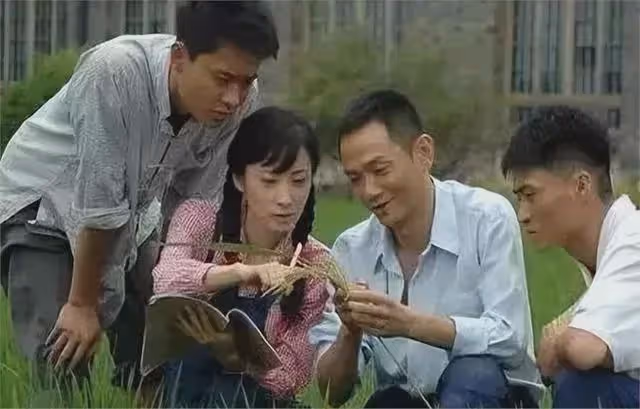 15年前,他在愛妻葬禮上哭到昏厥發誓永不再娶,現在怎樣了?