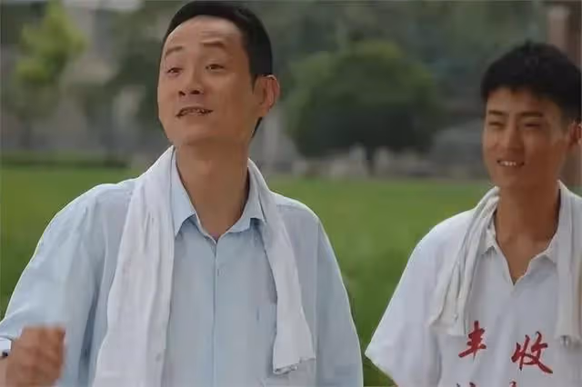 15年前,他在愛妻葬禮上哭到昏厥發誓永不再娶,現在怎樣了?