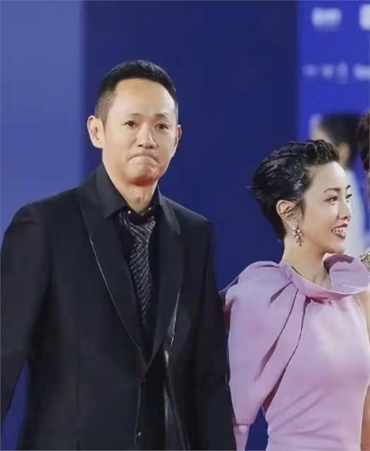 15年前,他在愛妻葬禮上哭到昏厥發誓永不再娶,現在怎樣了?