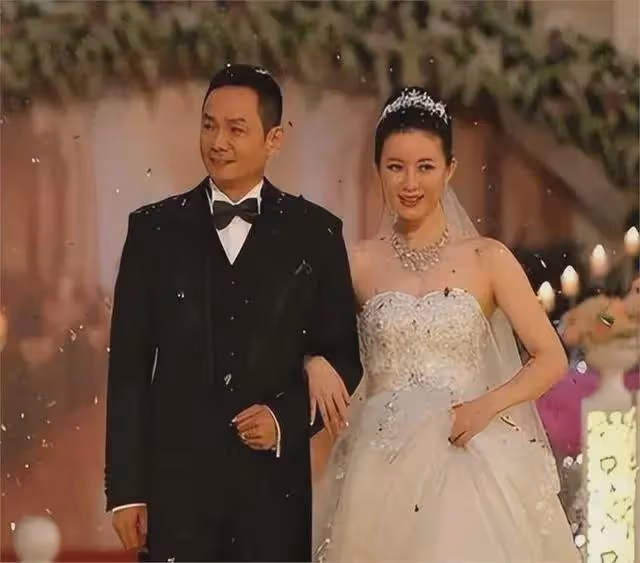 15年前,他在愛妻葬禮上哭到昏厥發誓永不再娶,現在怎樣了?