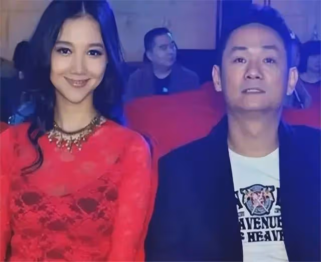 15年前,他在愛妻葬禮上哭到昏厥發誓永不再娶,現在怎樣了?