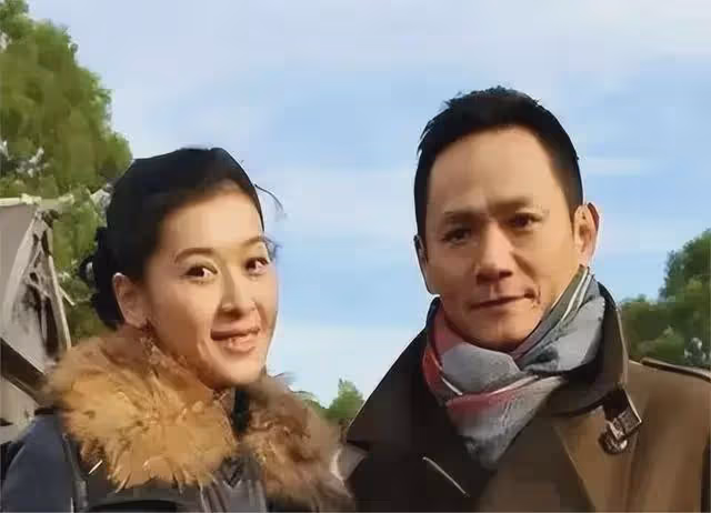 15年前,他在愛妻葬禮上哭到昏厥發誓永不再娶,現在怎樣了?