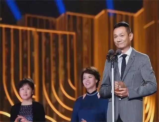 15年前,他在愛妻葬禮上哭到昏厥發誓永不再娶,現在怎樣了?