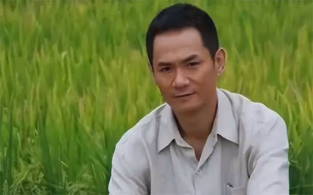 15年前,他在愛妻葬禮上哭到昏厥發誓永不再娶,現在怎樣了?
