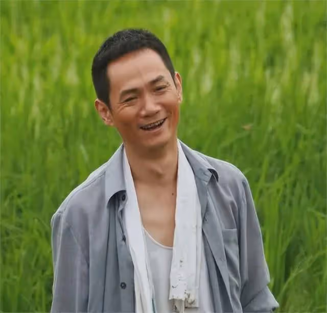 15年前,他在愛妻葬禮上哭到昏厥發誓永不再娶,現在怎樣了?