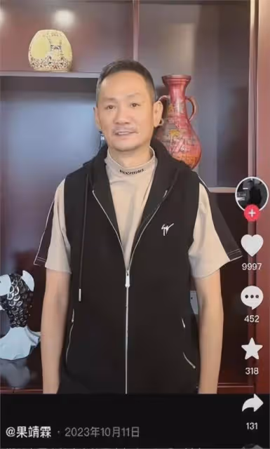 15年前,他在愛妻葬禮上哭到昏厥發誓永不再娶,現在怎樣了?