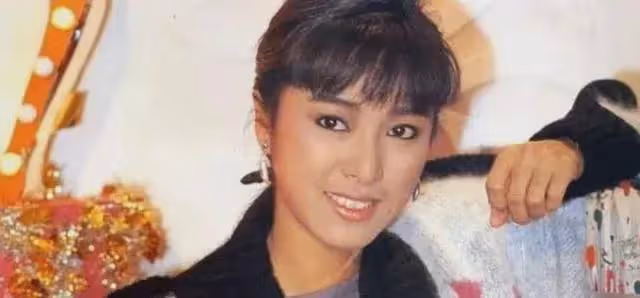 她被成龍追8年,與男友相戀26年未婚未育,68歲淪落酒樓賣唱