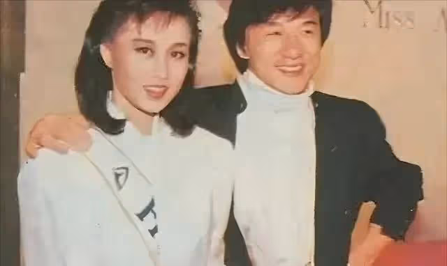 她被成龍追8年,與男友相戀26年未婚未育,68歲淪落酒樓賣唱