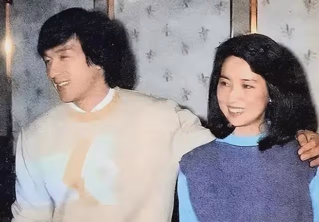 她被成龍追8年,與男友相戀26年未婚未育,68歲淪落酒樓賣唱