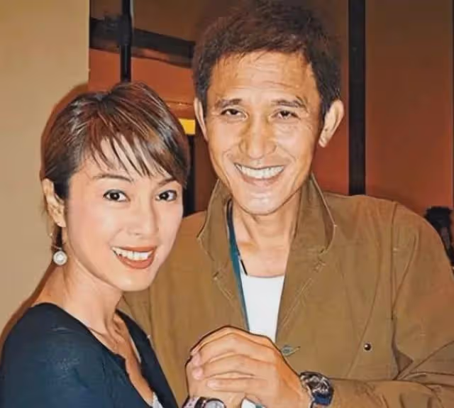 她被成龍追8年,與男友相戀26年未婚未育,68歲淪落酒樓賣唱