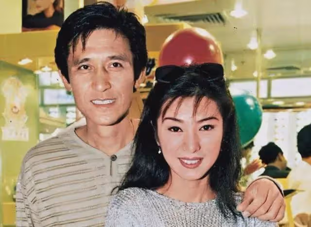 她被成龍追8年,與男友相戀26年未婚未育,68歲淪落酒樓賣唱