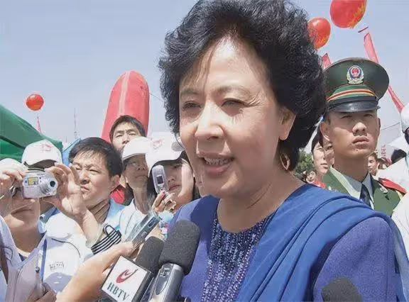 曾經的央視主持一姐,退休後卻成精神病患者!今69歲現狀如何?