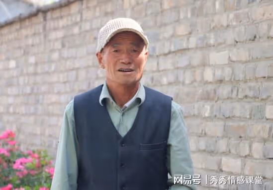 回家養老,我炫耀70萬拆遷款,隔天表姑全家跪地借60萬,我後悔了