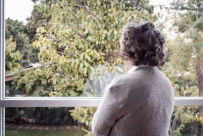 在兒子家養老,因給外孫上五百塊禮,兒媳惱怒讓她滾,婆婆真走了