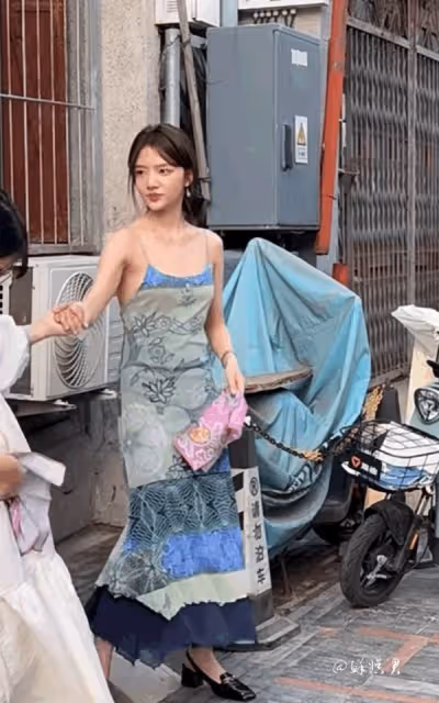 路人鏡頭下的任敏好美,青春靚麗,非常漂亮,整個人瘦了好多