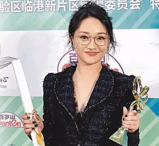 50歲劉琳的素顏照，打臉了多少假凍齡女星