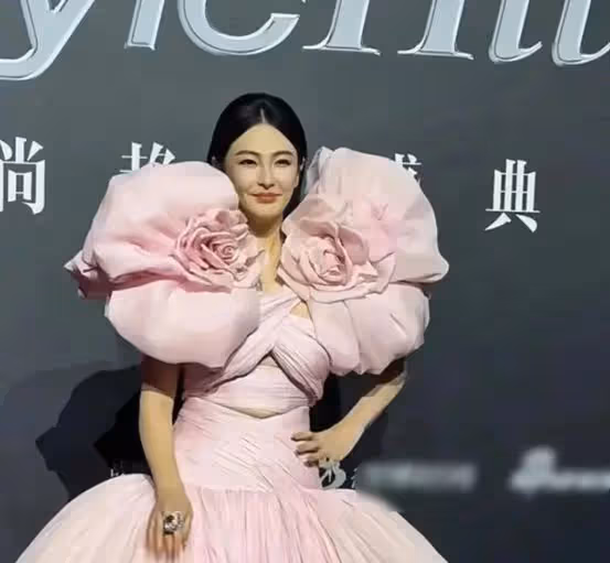 50歲劉琳的素顏照，打臉了多少假凍齡女星
