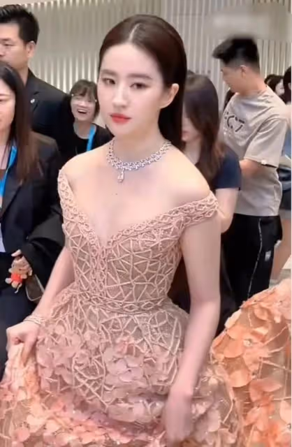 同樣是溜肩,把劉亦菲和吳謹言放一起看,才發現珠圓玉潤更美