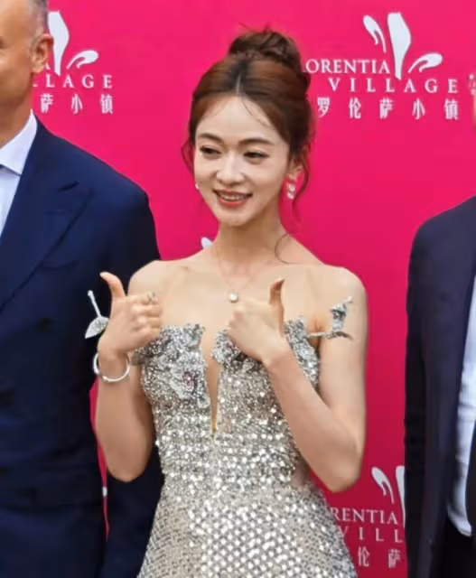 同樣是溜肩，把劉亦菲和吳謹言放一起看，才發現珠圓玉潤更美