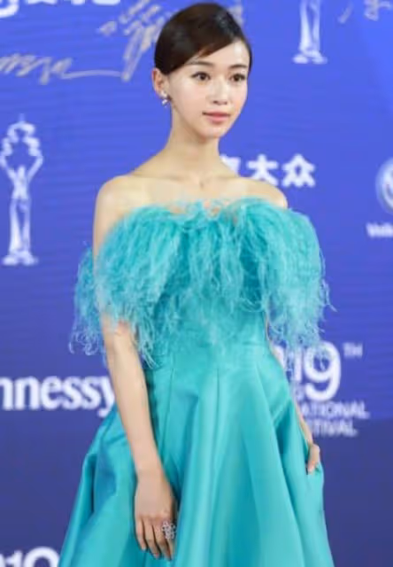 同樣是溜肩，把劉亦菲和吳謹言放一起看，才發現珠圓玉潤更美