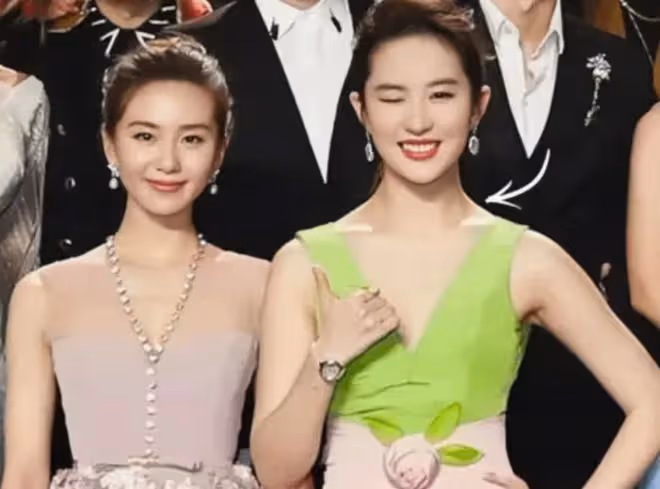 同樣是溜肩，把劉亦菲和吳謹言放一起看，才發現珠圓玉潤更美
