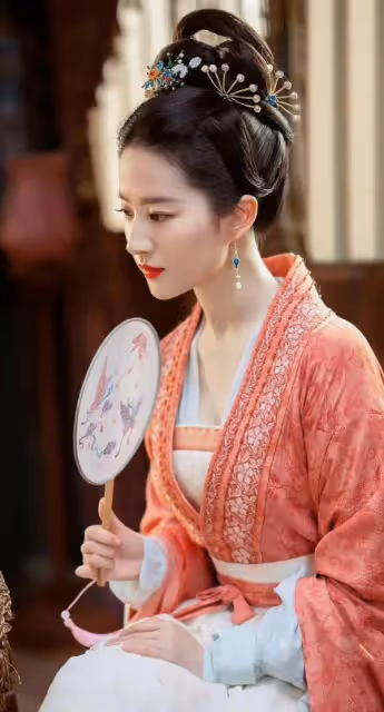 同樣是溜肩，把劉亦菲和吳謹言放一起看，才發現珠圓玉潤更美