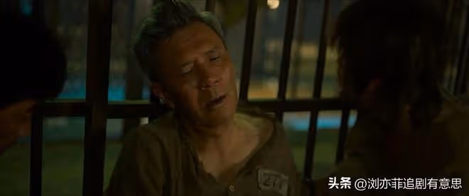《孤城迷戰》直到大結局殭屍生化人暴動，她根本不知，沈處長叛變