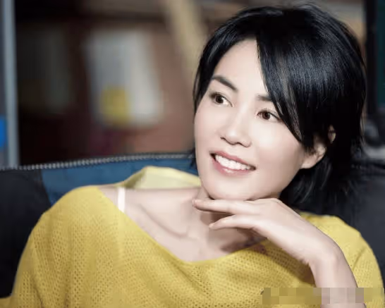 離大譜!王菲與謝霆鋒真實關係被扒,私生活靠給機會「引」小鮮肉
