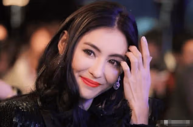 張柏芝攜三子同游日本,小兒子側面照曝光,身後還有一神秘男子