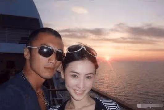 張柏芝攜三子同游日本,小兒子側面照曝光,身後還有一神秘男子