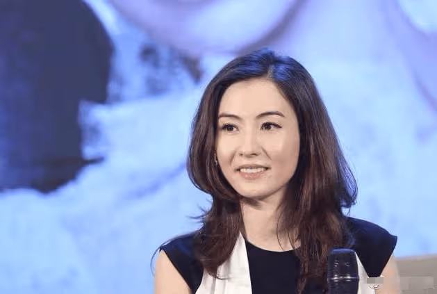 張柏芝攜三子同游日本,小兒子側面照曝光,身後還有一神秘男子