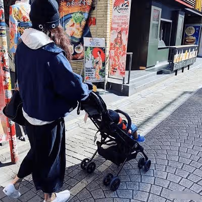 張柏芝攜三子同游日本,小兒子側面照曝光,身後還有一神秘男子
