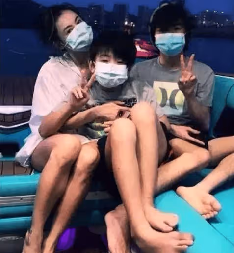張柏芝攜三子同游日本,小兒子側面照曝光,身後還有一神秘男子