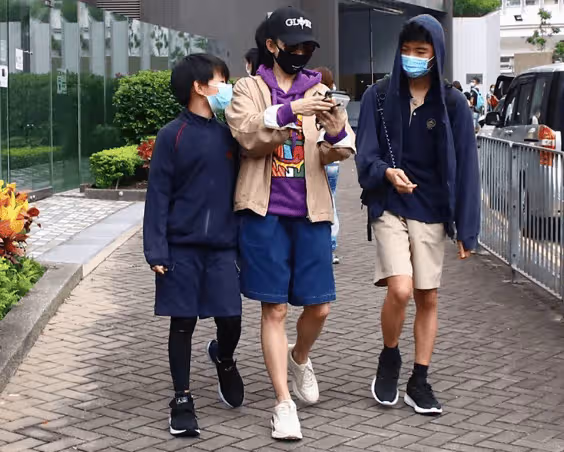 張柏芝攜三子同游日本,小兒子側面照曝光,身後還有一神秘男子