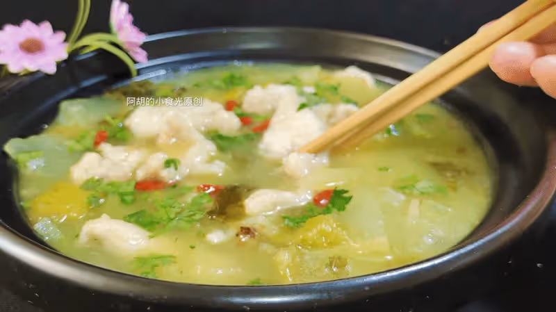 雞湯、魚湯不如此湯！花錢少易上手，天熱隨時煮一鍋，一碗喚醒胃口、酸滑不膩