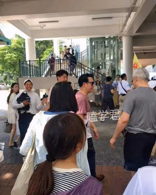 張松文帶家人游香港!爸爸罕露臉!身材高大,路人喜歡兒子很開心