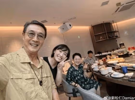 TVB男星曝光與胡歌老婆合照！笑容燦爛氣質非凡！網友驚訝與胡歌關係